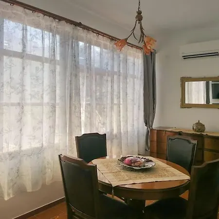 μονοκατοικία με θέα τη χώρα דירה